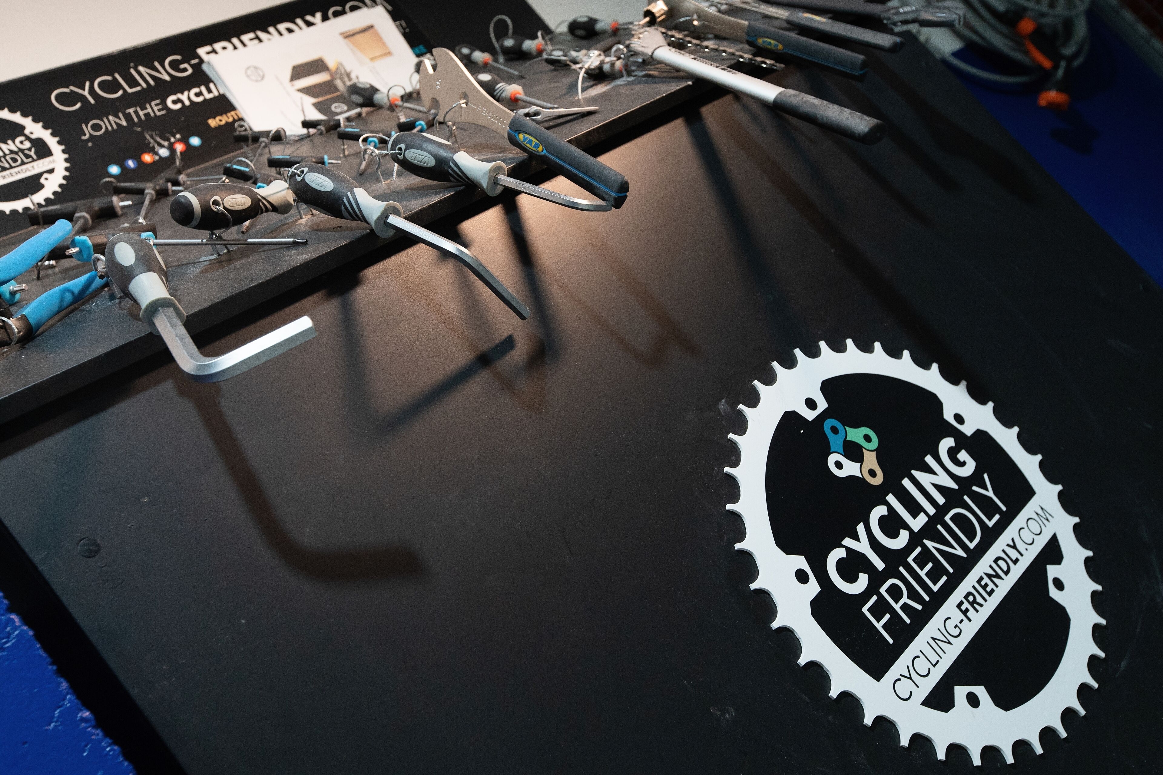 Ein Tisch mit Fahrradwerkzeug und dem Logo von Cycling Friendly.