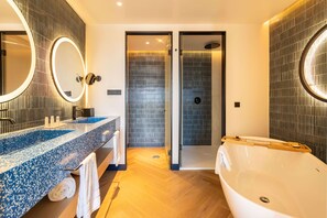 Articles de toilette gratuits, sèche-cheveux, serviettes fournies