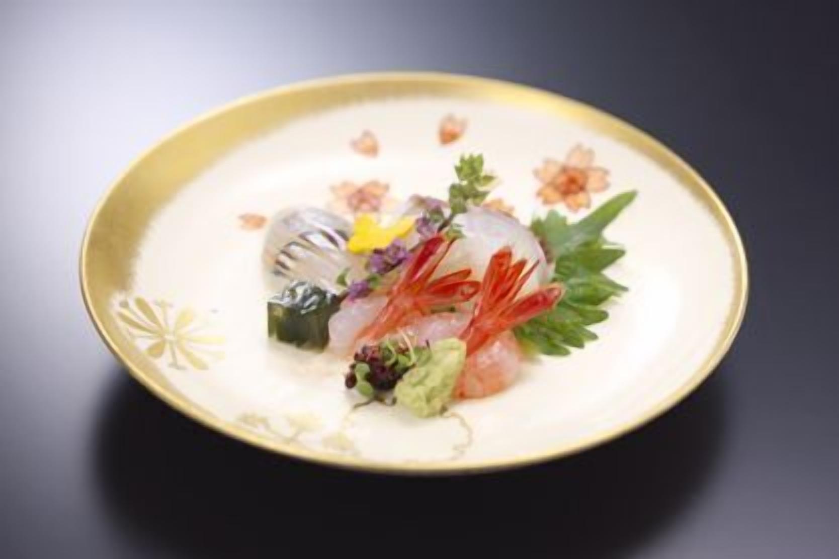 Ein Teller Sushi mit verschiedenen Belägen und Garnituren.