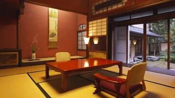 Minibar (inkludert), safe på rommet, skrivebord og strykejern/-brett