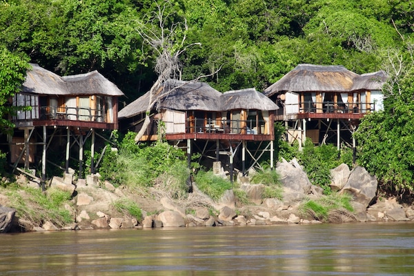 Quarto luxo, vista para o rio | Roupas de cama premium, frigobar, cofres nos quartos, escrivaninha