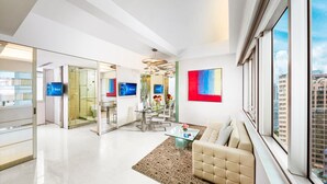 Un salon moderne avec un canapé, une table basse et une grande fenêtre.