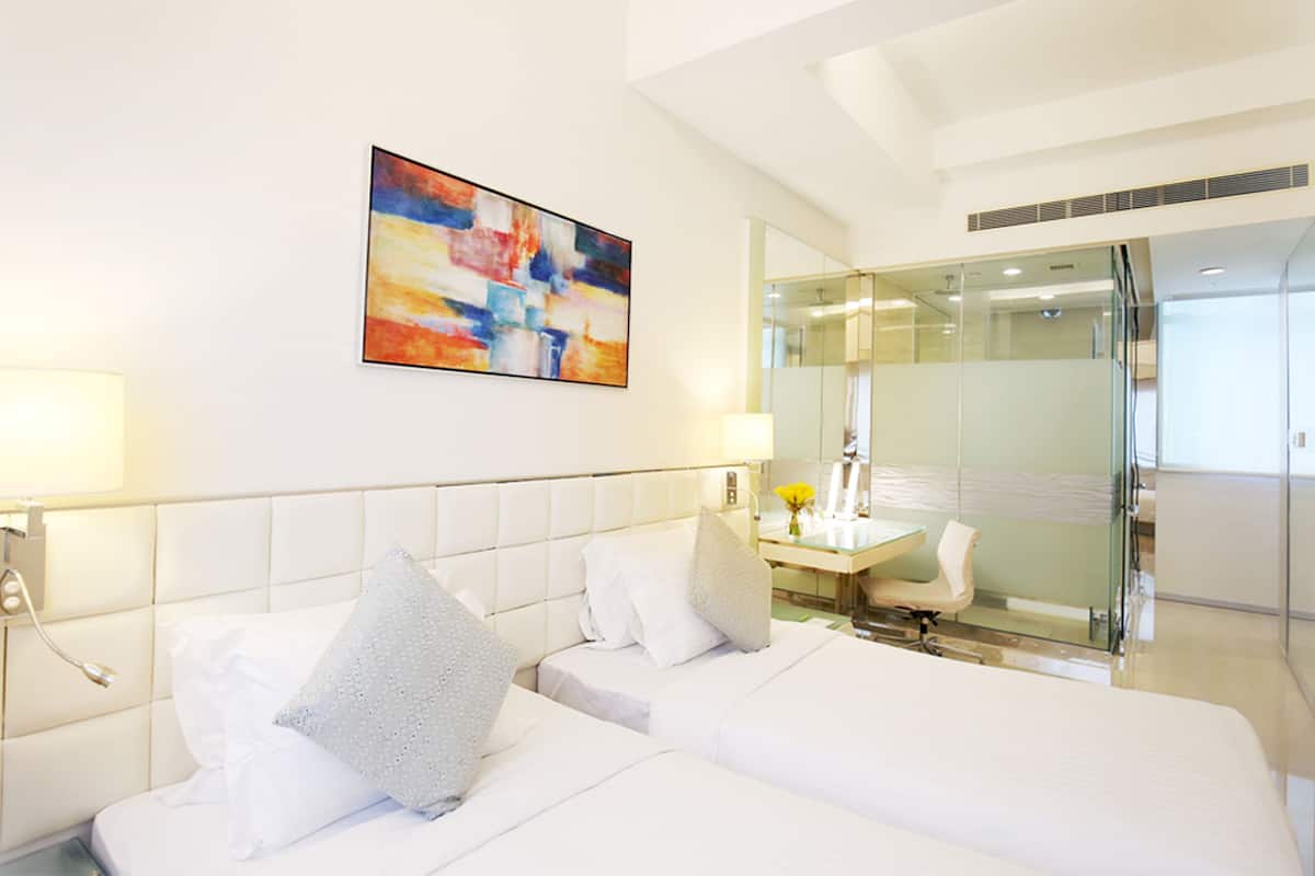 iPlus Premier Room | 1 bedroom, pillowtop beds, in-room safe, desk