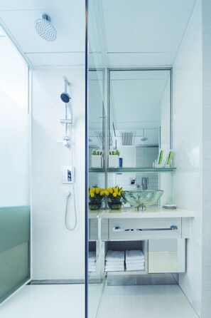 Shower, rainfall showerhead, hair dryer, slippers - iclub Wan Chai Hotel (Hong Kong)