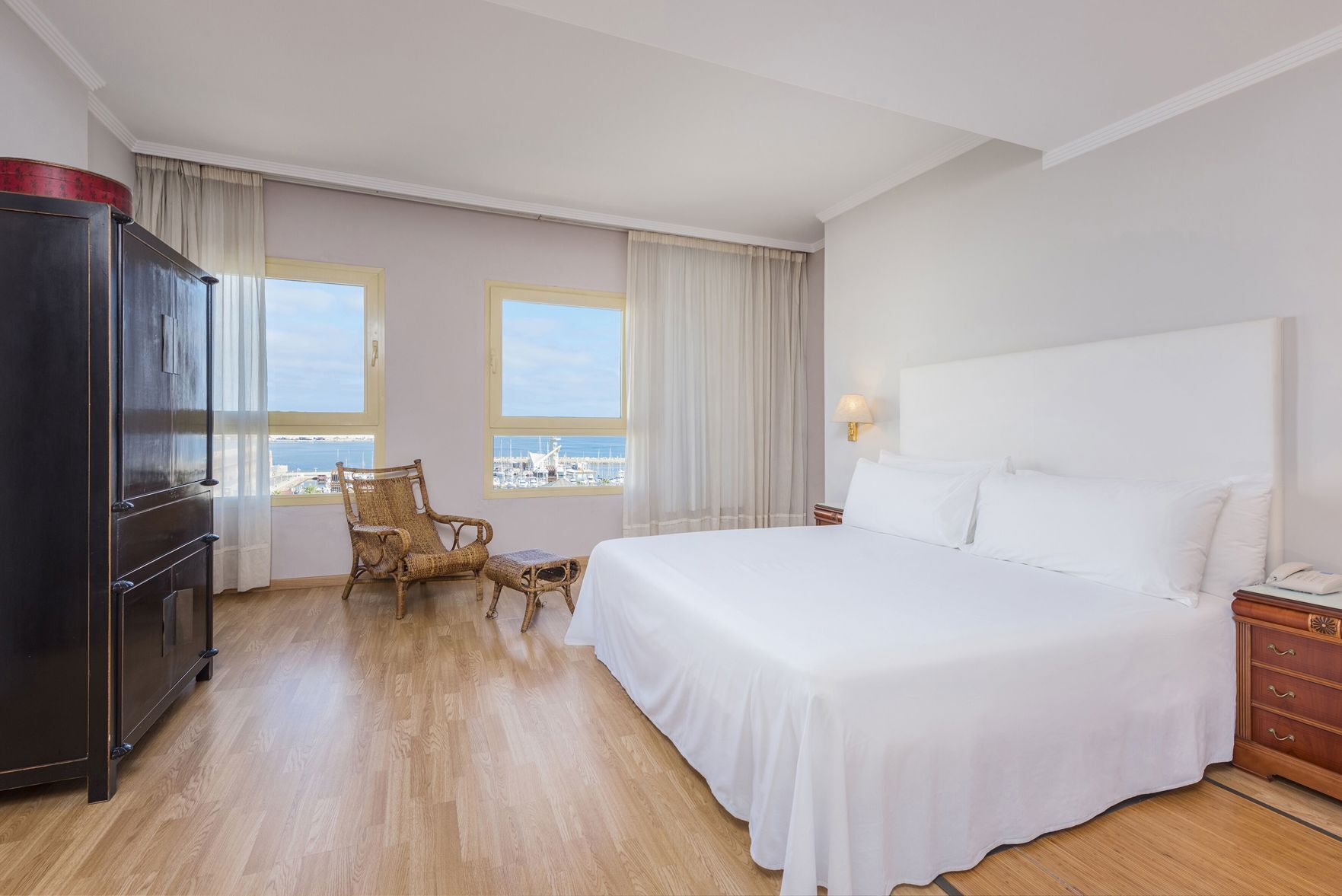 Minibar, desk, free WiFi, bed sheets