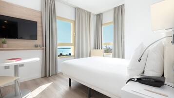 Quarto standard, vista para o mar | Frigobar, escrivaninha, Wi-Fi de cortesia, roupa de cama