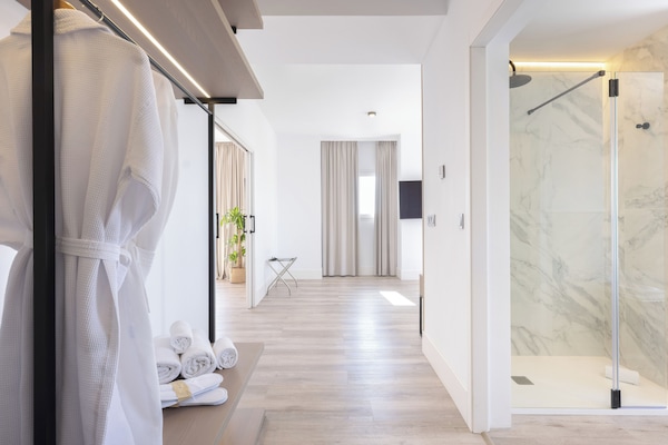 Suite | Minibar, desk, free WiFi, bed sheets