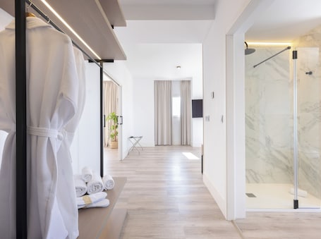 Suite | Minibar, bureau, Wi-Fi gratuit, draps fournis. Hotel Melilla Puerto