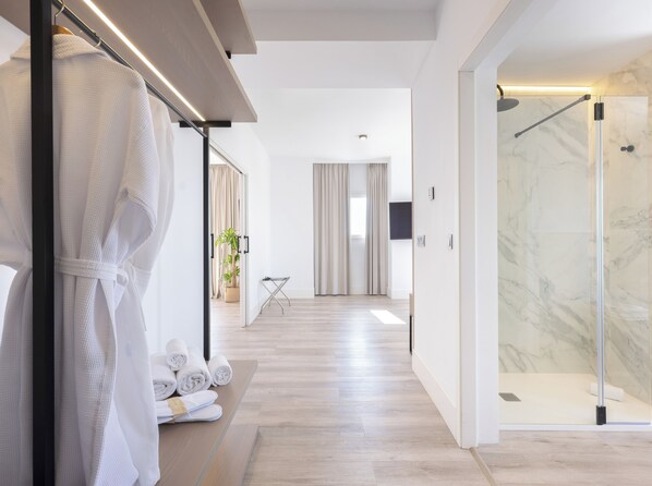 Suite | Minibar, desk, free WiFi, bed sheets