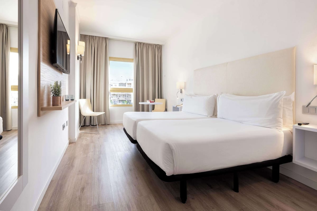 Minibar, skrivbord, gratis wi-fi och sängkläder