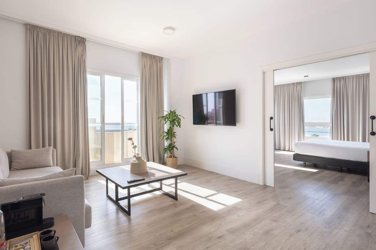 suite | minibar, desk, free wifi, bed sheets