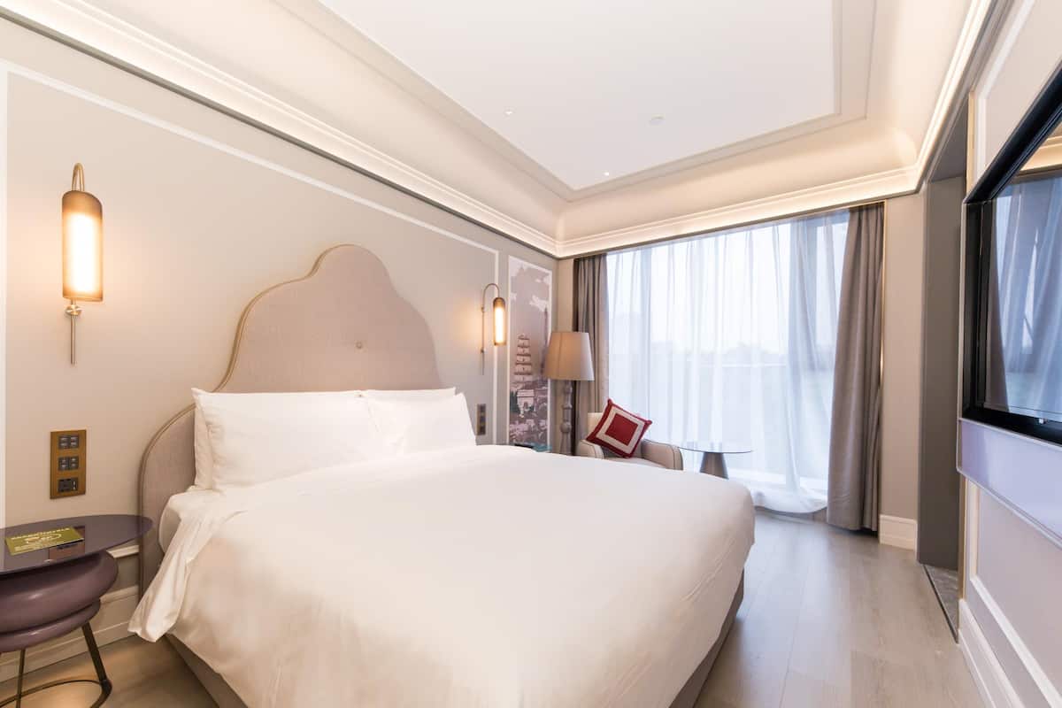 Habitación superior, 1 cama King size | Edredón, camas con efecto memoria y minibar
