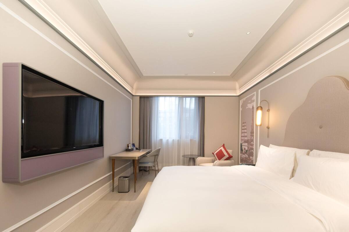 Standard Room, 1 King Bed | Minibar, in-room safe, free WiFi