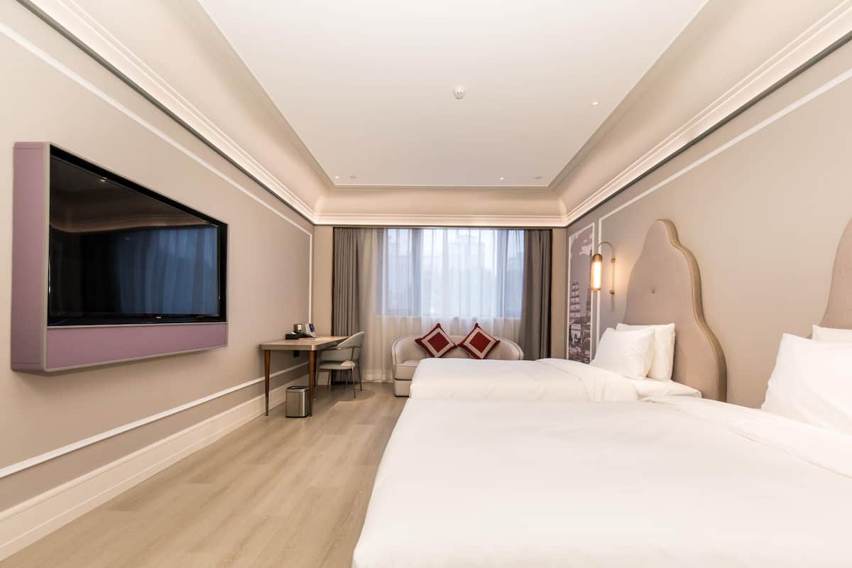 Minibar, in-room safe, free WiFi