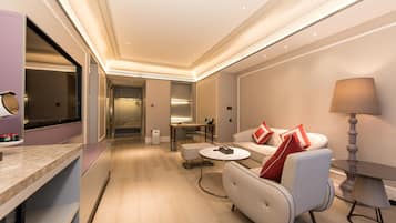 Deluxe Suite, 1 King Bed, Accessible | Minibar, in-room safe, free WiFi