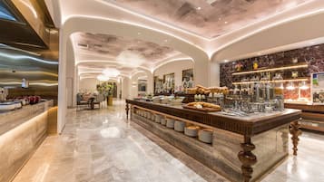 Bữa sáng buffet hàng ngày với phụ phí nhỏ