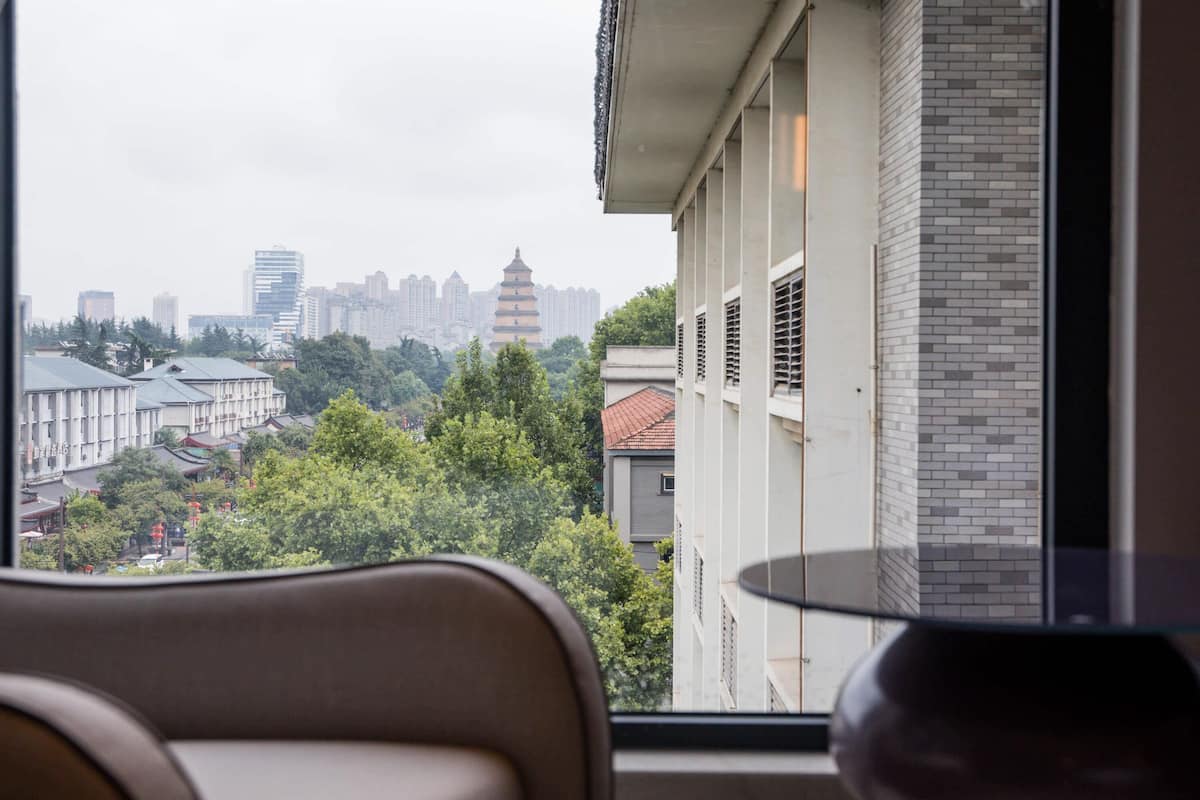 Habitación superior, 1 cama King size, vista al jardín | Edredón, camas con efecto memoria y minibar