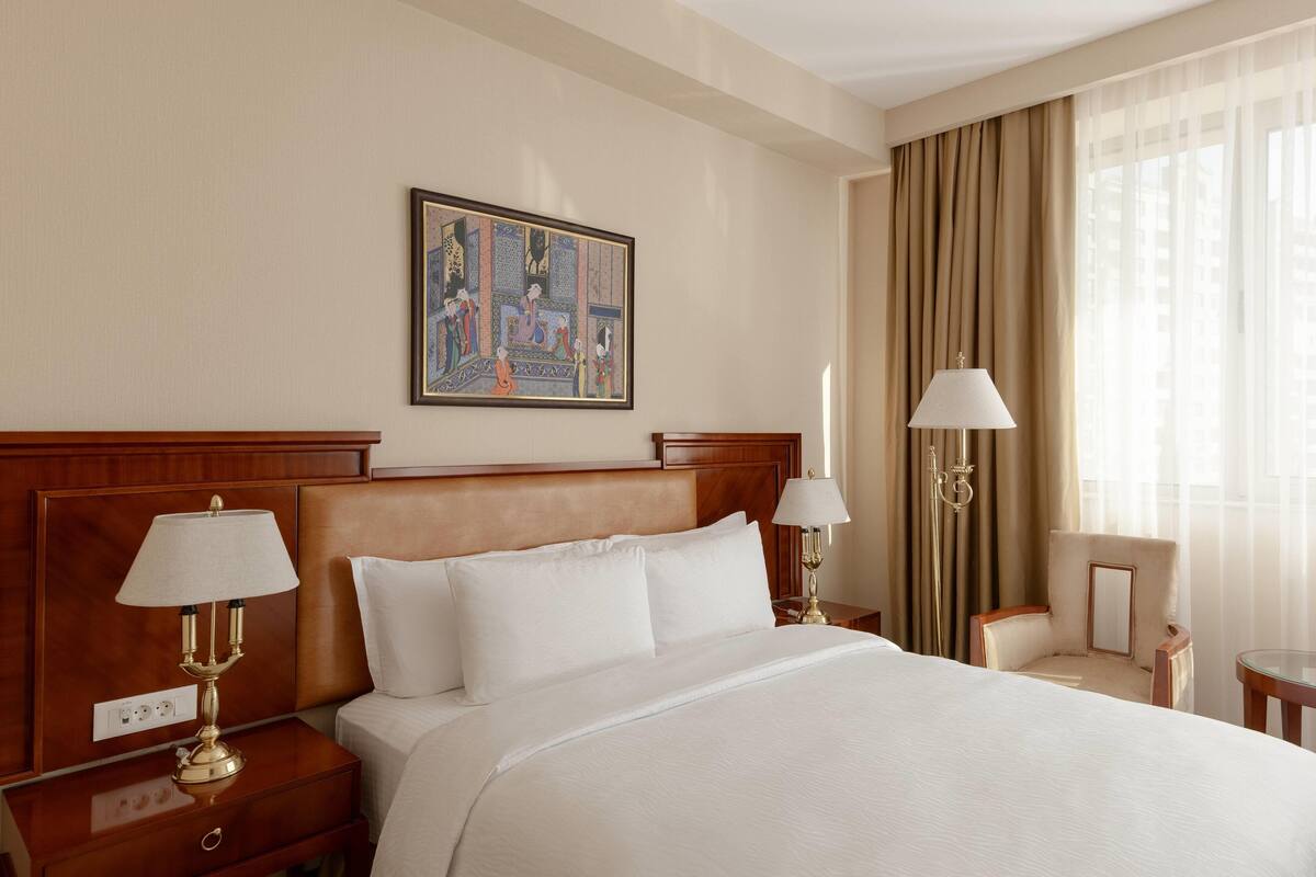 Superior Queen Room | Luxe beddengoed, een minibar, een kluis op de kamer, een bureau