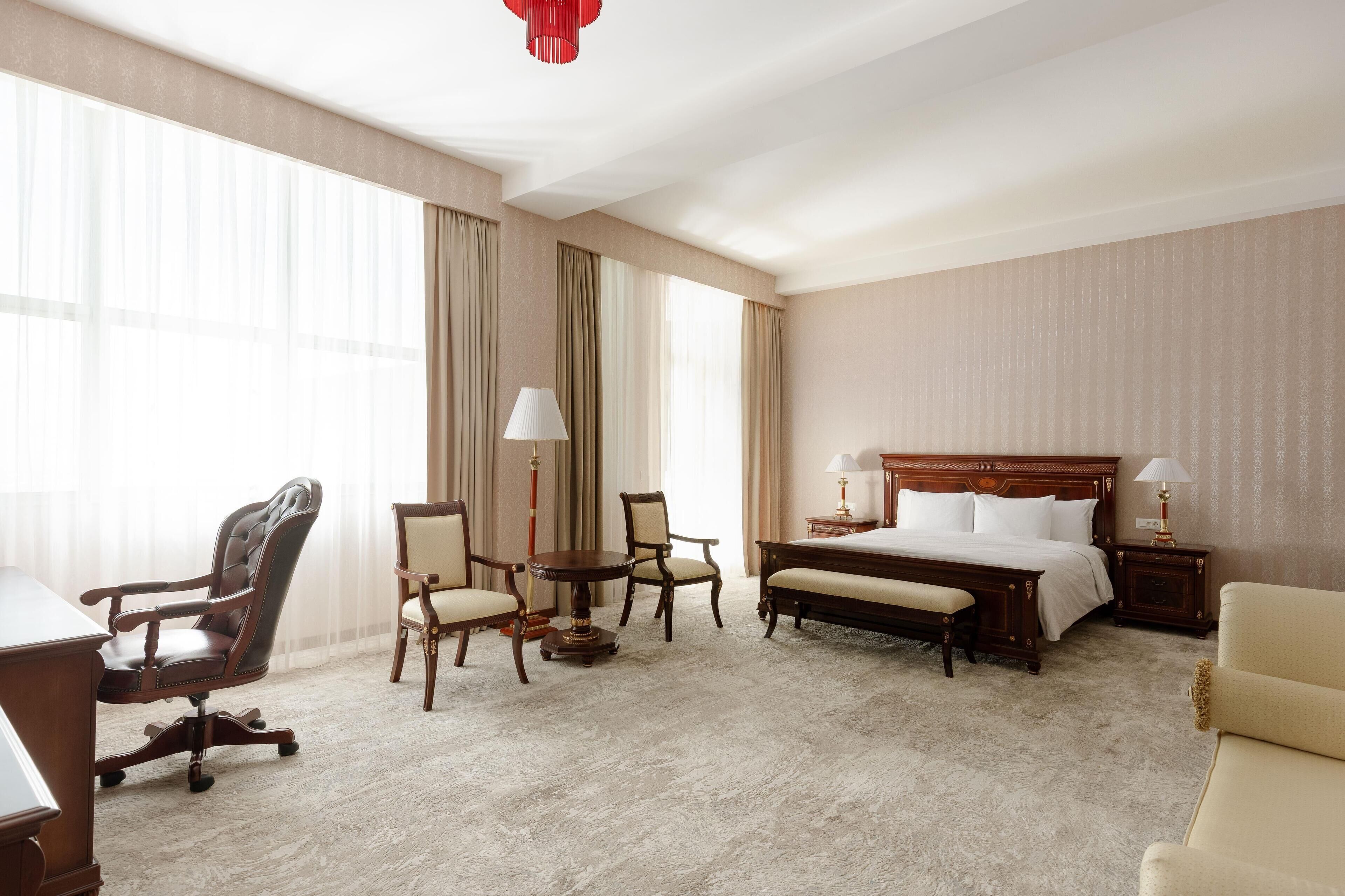 Premium King Suite | Ropa de cama de alta calidad, minibar, caja fuerte y escritorio