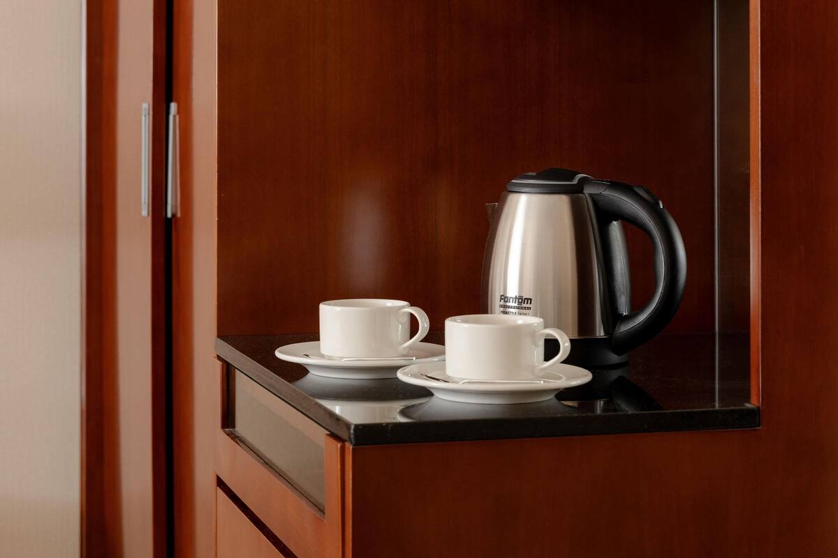 Seprai premium, minibar, brankas, dan meja kerja