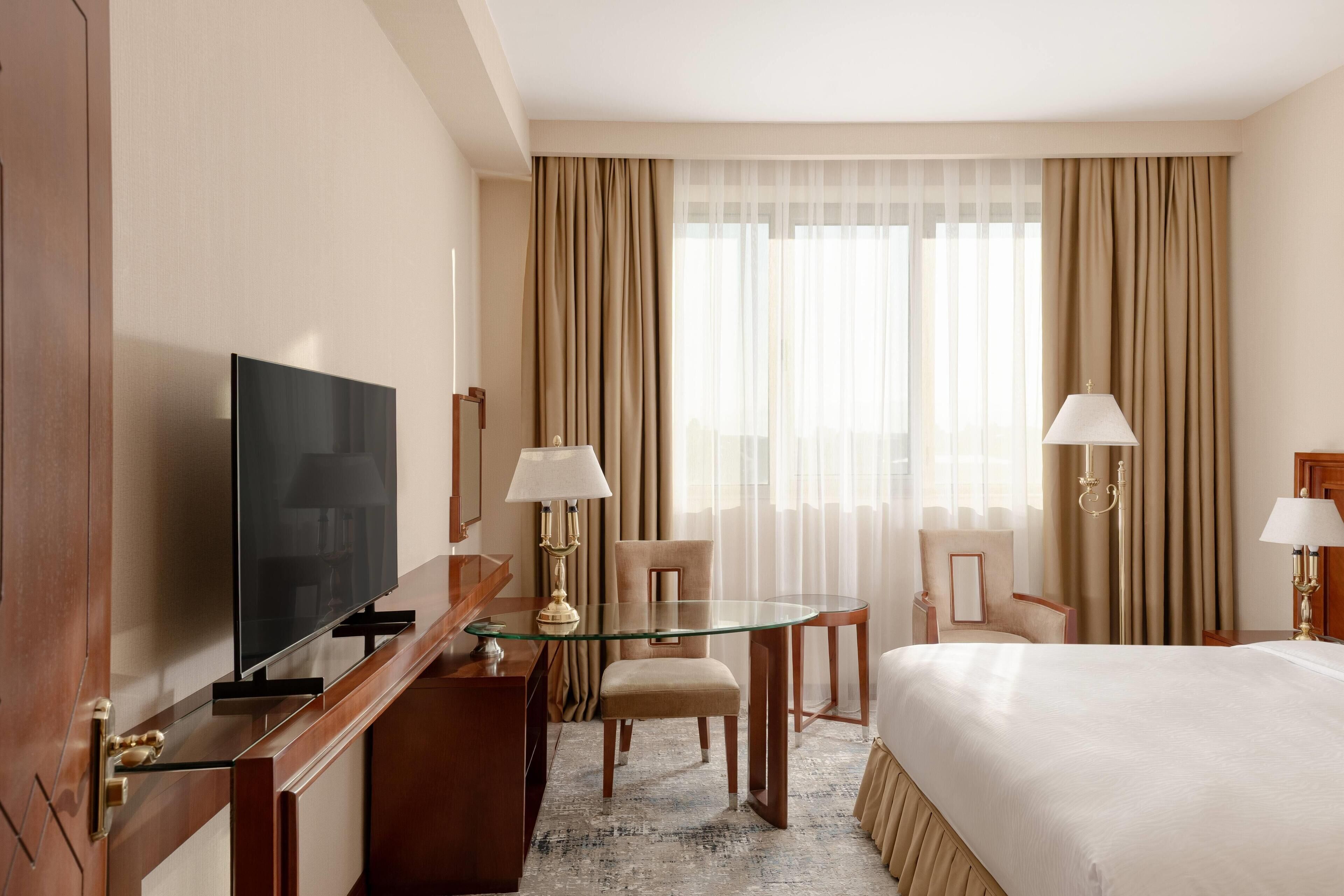 Luxe beddengoed, een minibar, een kluis op de kamer, een bureau