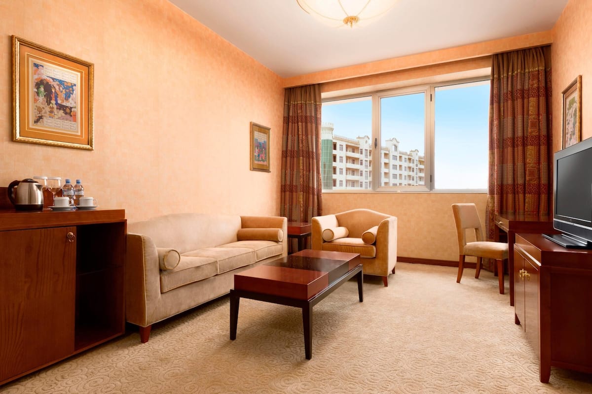 Junior Queen Suite Queen | Premium bedding, minibar, in-room safe, desk