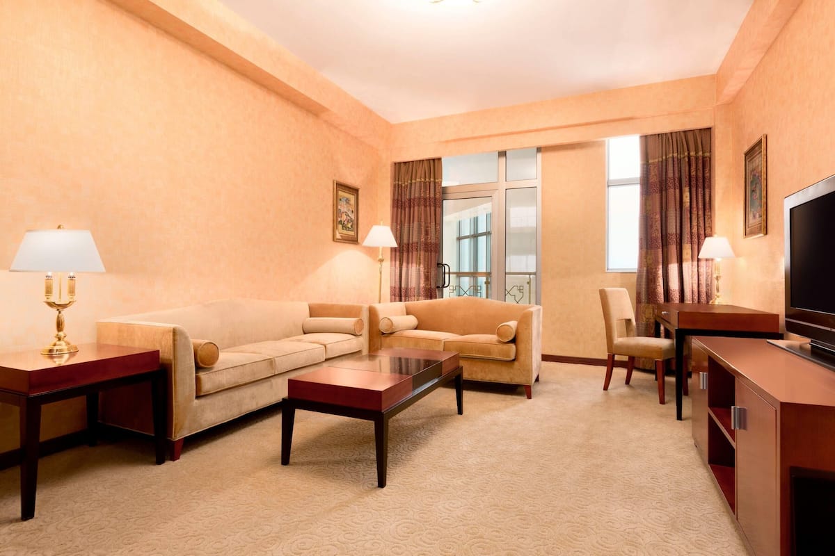 Deluxe King Suite | Premium bedding, minibar, in-room safe, desk