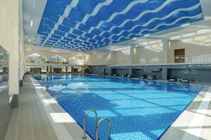 Piscina interna, piscina externa sazonal, guarda-sóis, espreguiçadeiras
