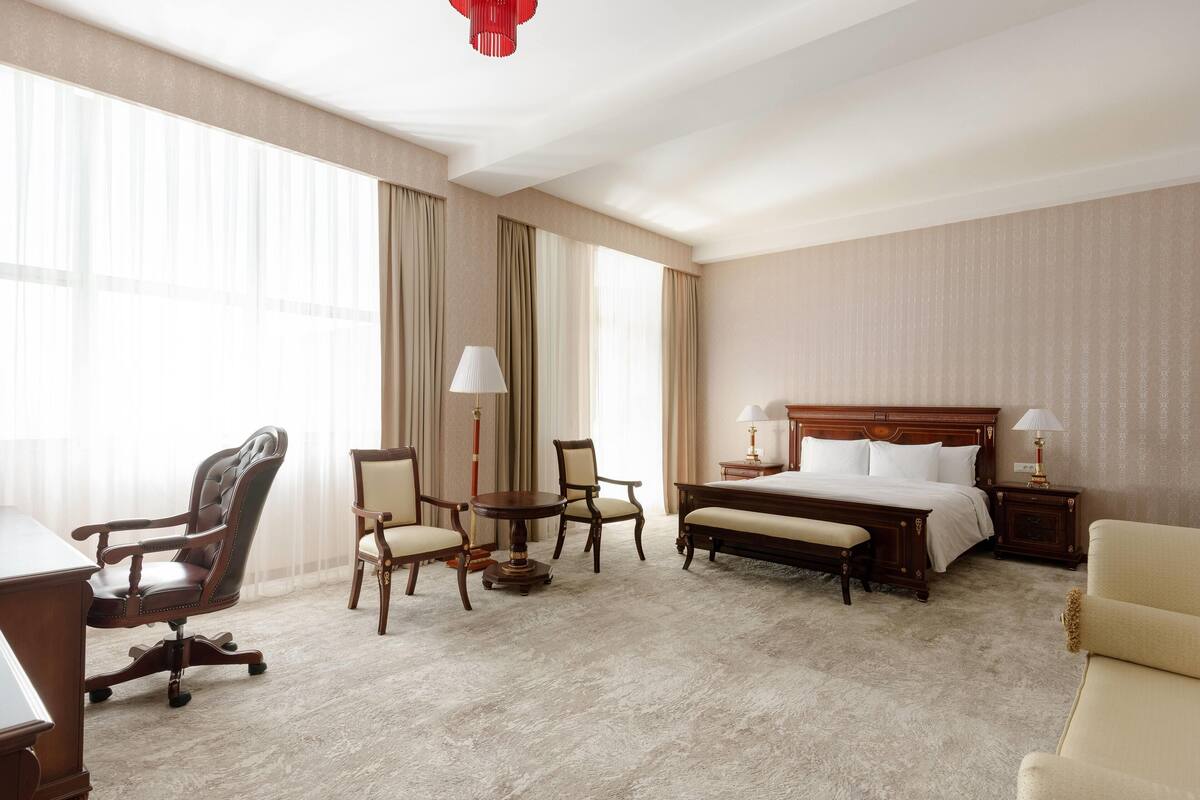 Premium King Suite | Luxe beddengoed, een minibar, een kluis op de kamer, een bureau