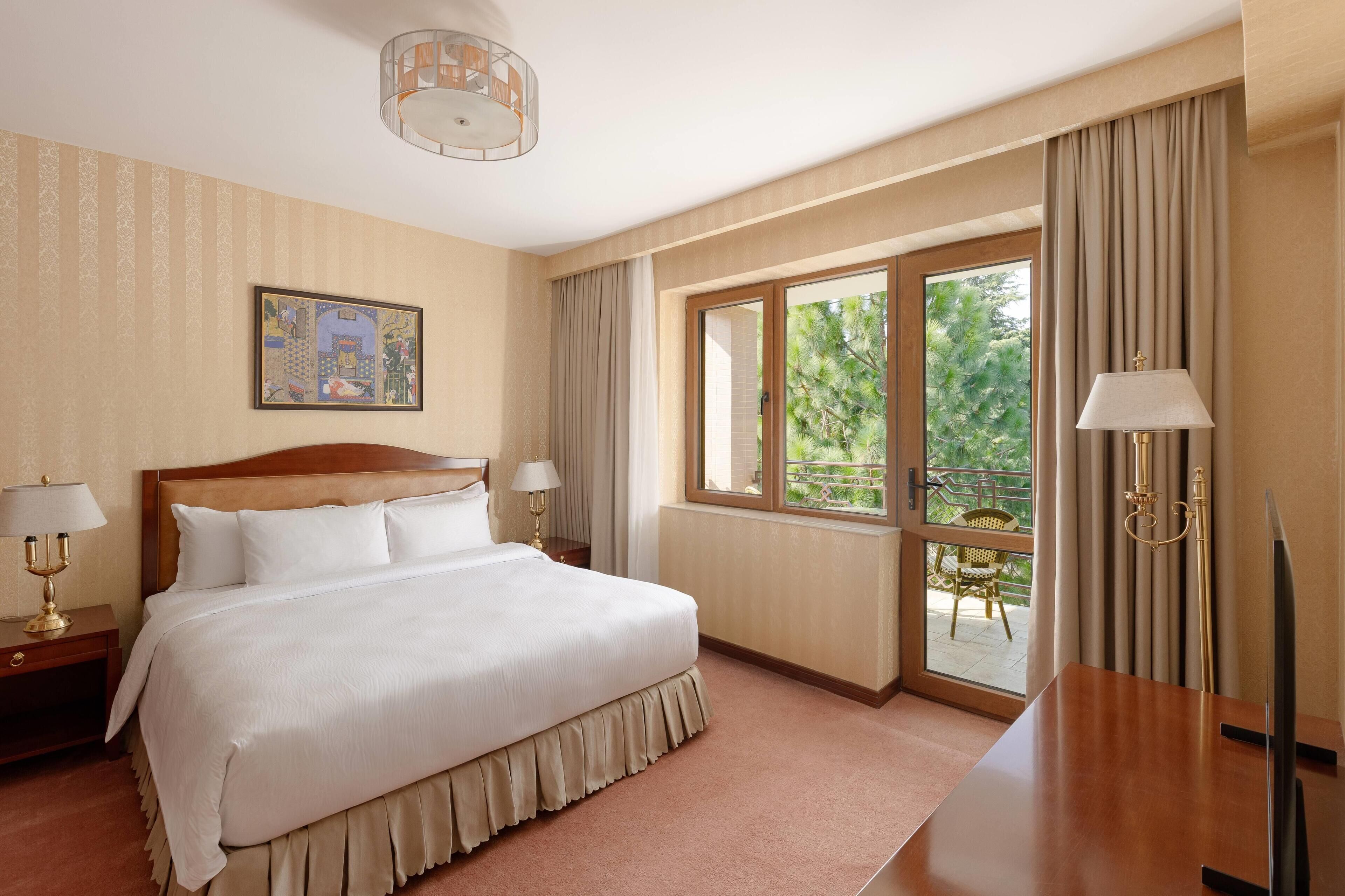 King Villa | Luxe beddengoed, een minibar, een kluis op de kamer, een bureau