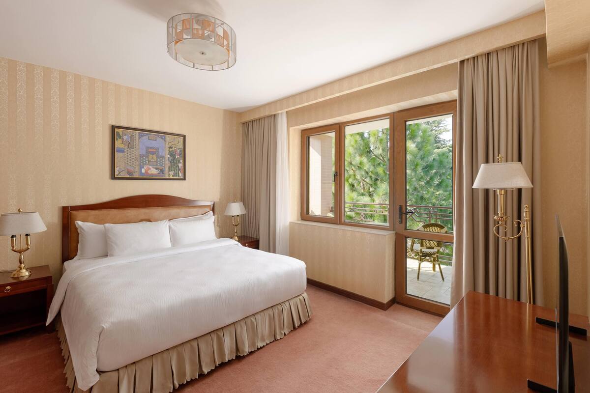 King Villa | Luxe beddengoed, een minibar, een kluis op de kamer, een bureau