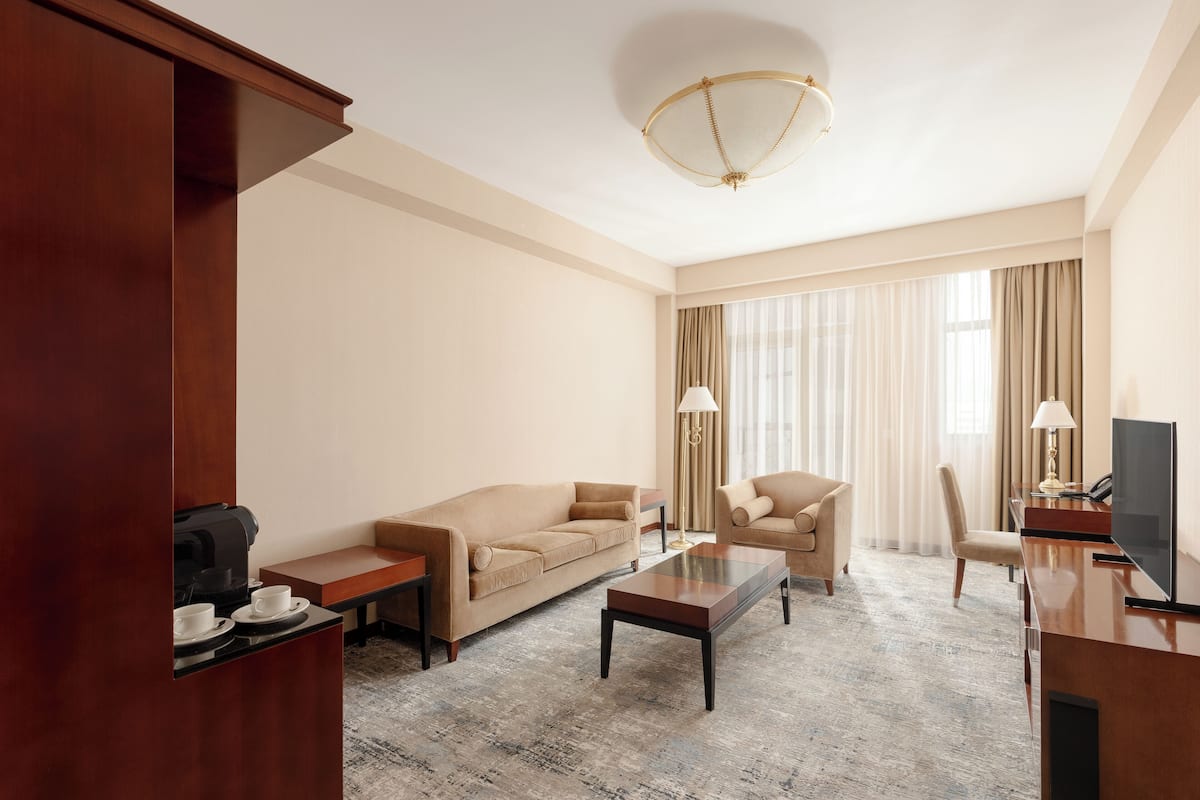 Deluxe King Suite | Literie de qualité supérieure, minibar, coffres-forts dans les chambres