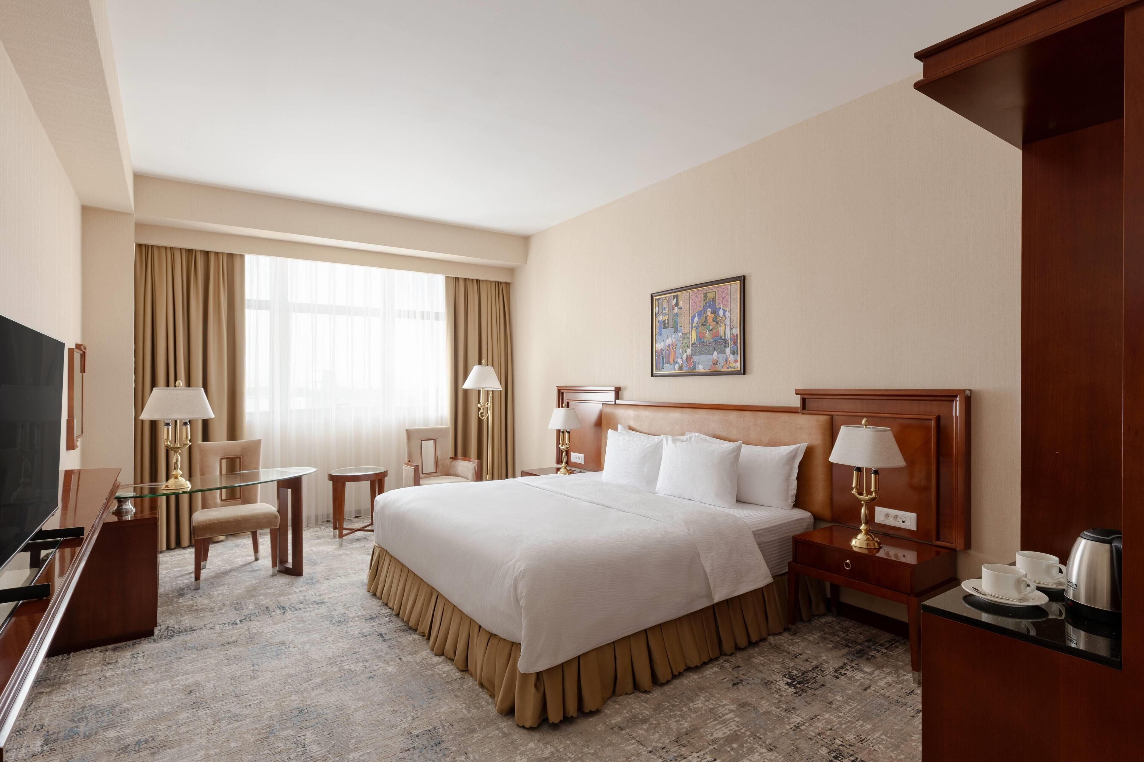 Deluxe King Room | Luxe beddengoed, een minibar, een kluis op de kamer, een bureau