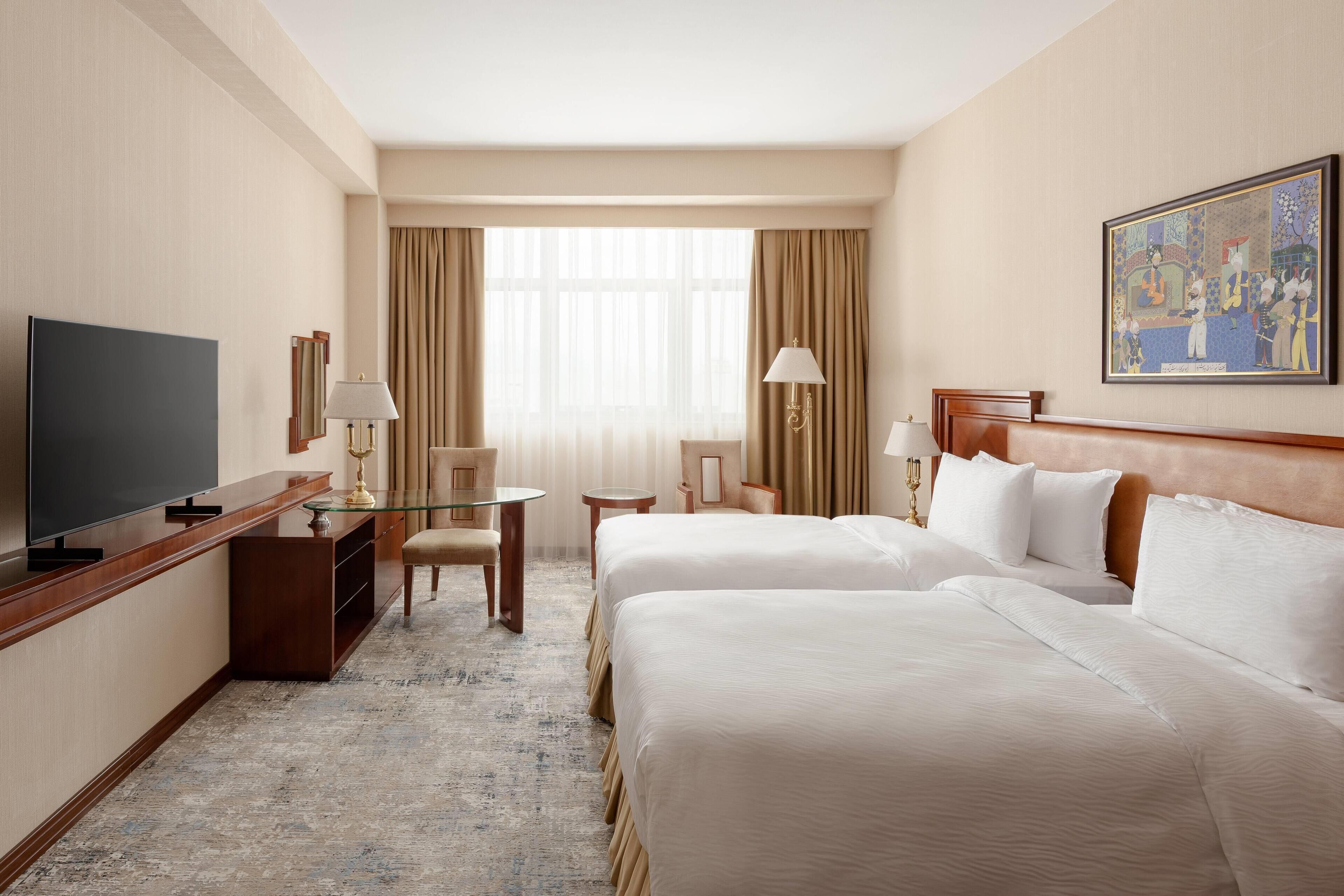 Luxe beddengoed, een minibar, een kluis op de kamer, een bureau