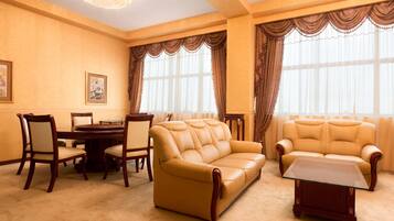 Premium King Suite | Premium bedding, minibar, in-room safe, desk