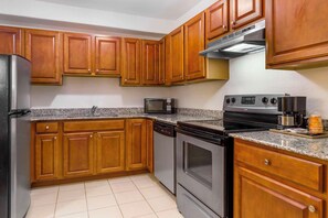 Room, 1 King Bed, Accessible, Non Smoking (Efficiency) | Private kitchen | Fridge, microwave, coffee/tea maker - Comfort Inn & Suites Chesapeake - Portsmouth (Chesapeake)
