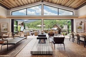 Kamer, 6 slaapkamers (Windows | Residence) | Hypoallergeen beddengoed, donsdekens, een minibar, een kluis op de kamer