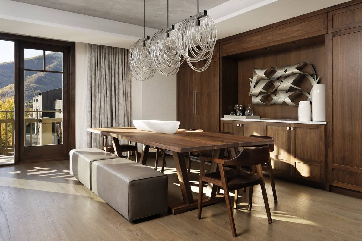 Eine moderne Küche mit einem Holztisch, einer großen Schüssel und einer ungewöhnlichen Lampe.