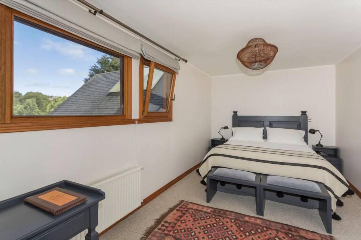 Habitación doble estándar, vista al jardín | Caja de seguridad en la habitación y escritorio