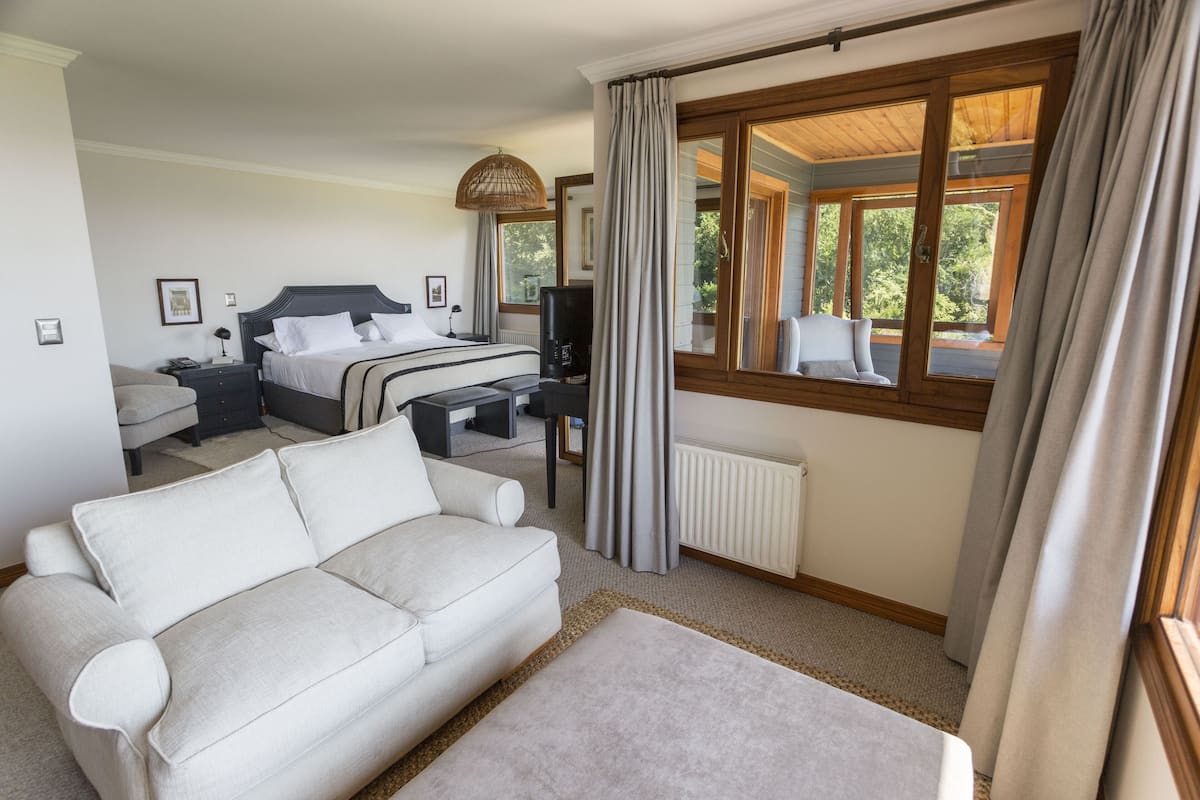 Suite superior, 1 cama King size, vista al lago | Caja de seguridad en la habitación y escritorio