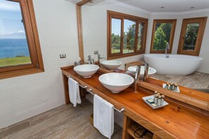 Ensemble douche/baignoire, douche à « effet pluie », sèche-cheveux