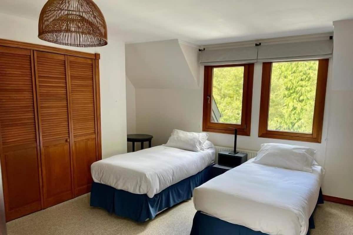 Habitación estándar con 2 camas individuales, vista al jardín | Caja de seguridad en la habitación y escritorio