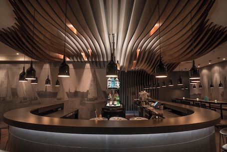 Bar (en la propiedad). Motel One Hamburg - Alster