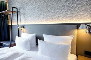 Egyptian cotton sheets, premium bedding, desk, blackout drapes - Motel One Hamburg-Alster (Hamburg)