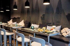 Daily continental breakfast for a fee - Motel One Hamburg-Alster (Hamburg)