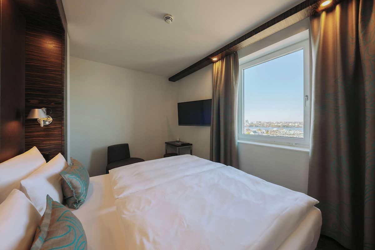 Kamar (THE ONE with view) | Seprai katun Mesir, seprai premium, meja kerja, dan tirai kedap cahaya