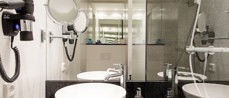 Ducha, cabezal de ducha tipo lluvia, secador de pelo, toallas