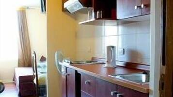 Refrigerador, microondas, cafetera/tetera, utensilios de cocina