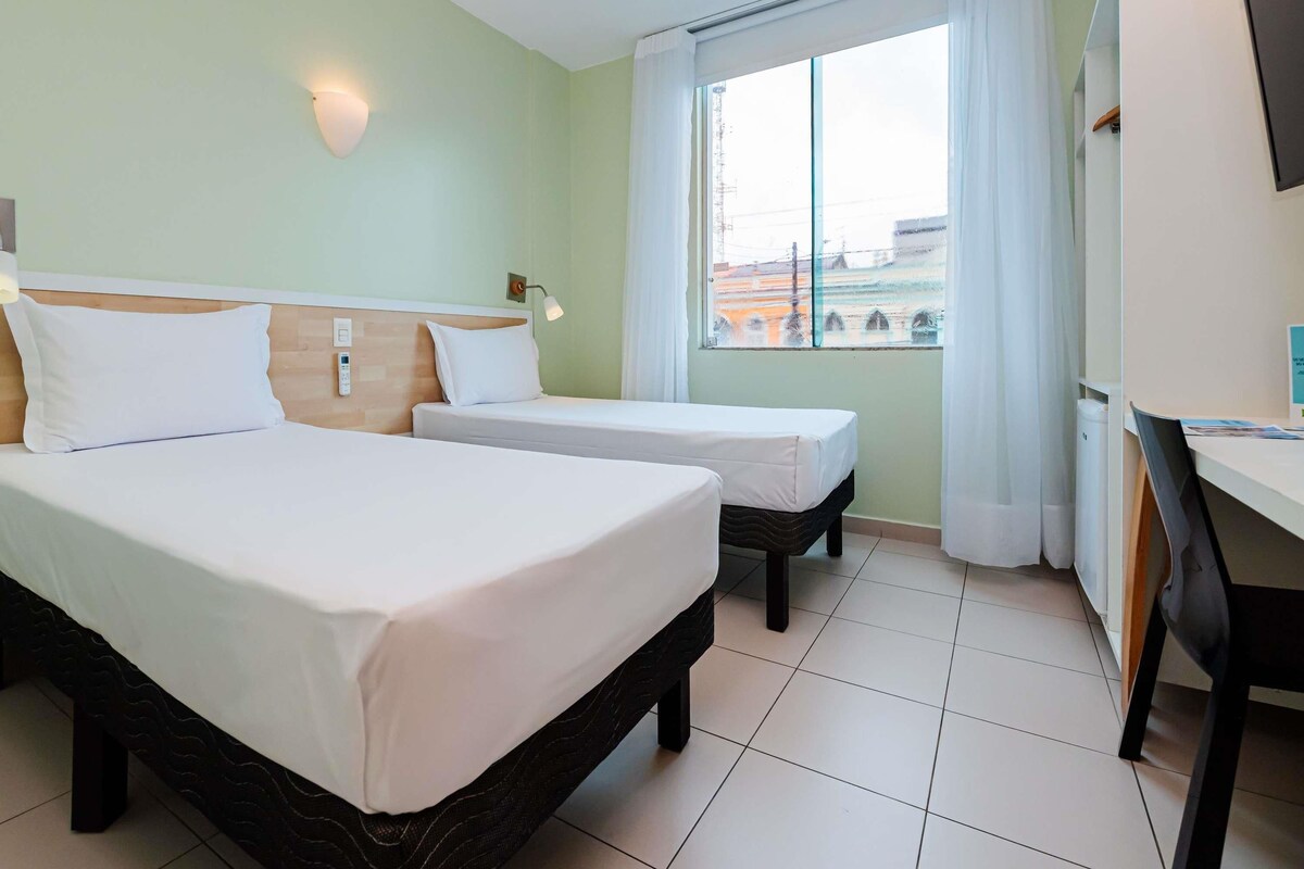 Departamento estándar, 2 camas individuales | Escritorio, espacio para trabajar con laptop y cortinas blackout 