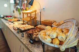 Un bufé con diversos productos horneados y pasteles.
